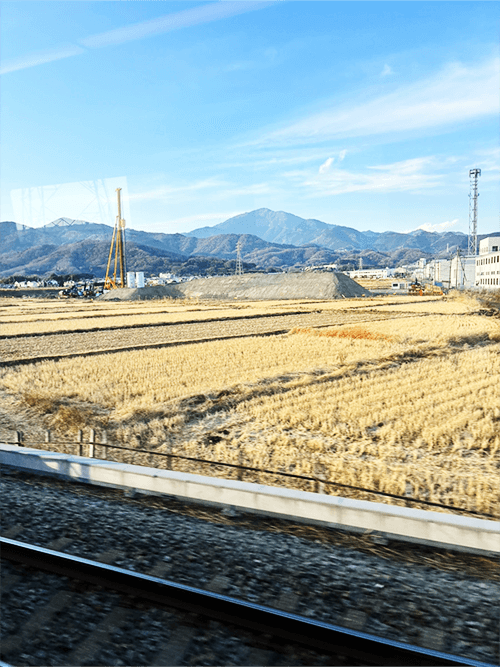 港区のプリント基板設計会社 アートワーク設計 車窓からは丹沢山地の大山の眺め